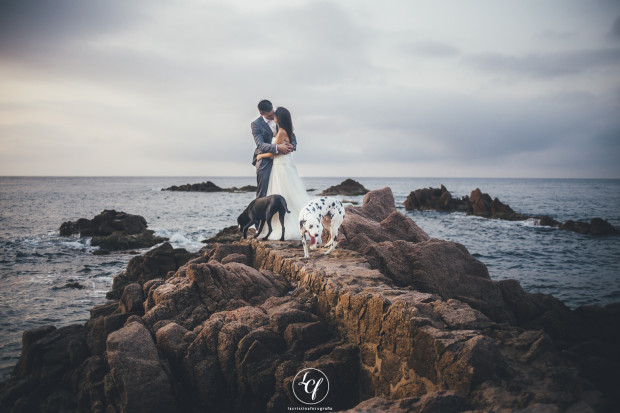fotógrafo boda barcelona :: postboda :: postboda girona :: costa brava :: rosamar :: pontets de rosamar :: novios en la playa