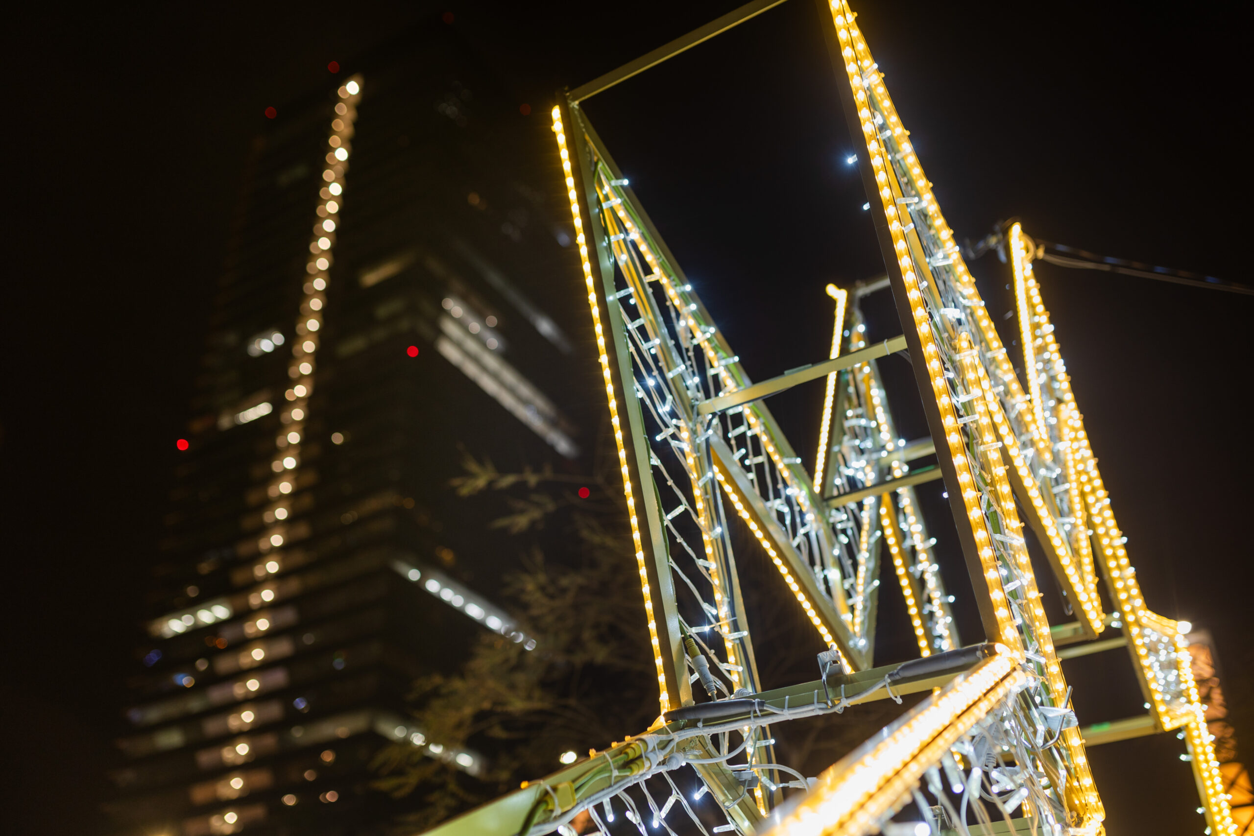 ximenez group, corporativa, arquitectura, barcelona, iluminación, fotografía nocturna, fotógrafa, fotografo, fotógrafa de arquitectura en Barcelona, fotografía arquitectónica Barcelona, fotografía corporativa Barcelona, fotografía profesional de iluminación, fotografía de eventos corporativos, fotografía de luces de Navidad, iluminación arquitectónica, fotografía urbana nocturna, fotografía de espacios urbanos, fotografía de instalaciones lumínicas