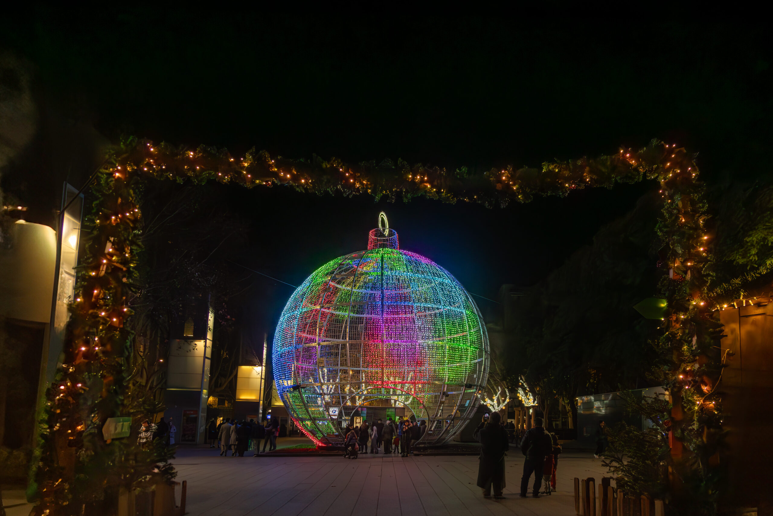 ximenez group, corporativa, arquitectura, barcelona, iluminación, fotografía nocturna, fotógrafa, fotografo, fotógrafa de arquitectura en Barcelona, fotografía arquitectónica Barcelona, fotografía corporativa Barcelona, fotografía profesional de iluminación, fotografía de eventos corporativos, fotografía de luces de Navidad, iluminación arquitectónica, fotografía urbana nocturna, fotografía de espacios urbanos, fotografía de instalaciones lumínicas