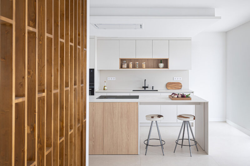 Espacio de cocina de diseño con enfoque en luz y materiales