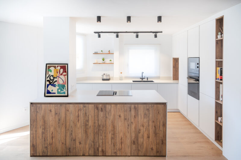 Interior de cocina moderna minimalista con iluminación natural