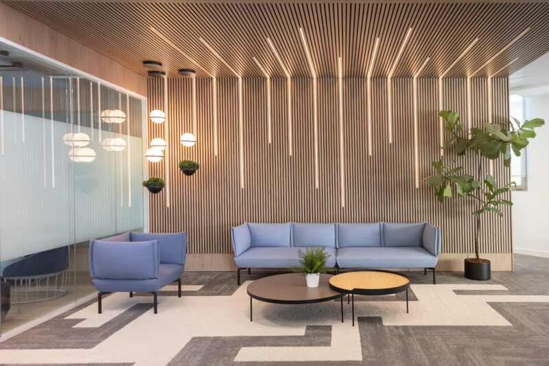 Fotografía de interior de oficina empresarial contemporánea