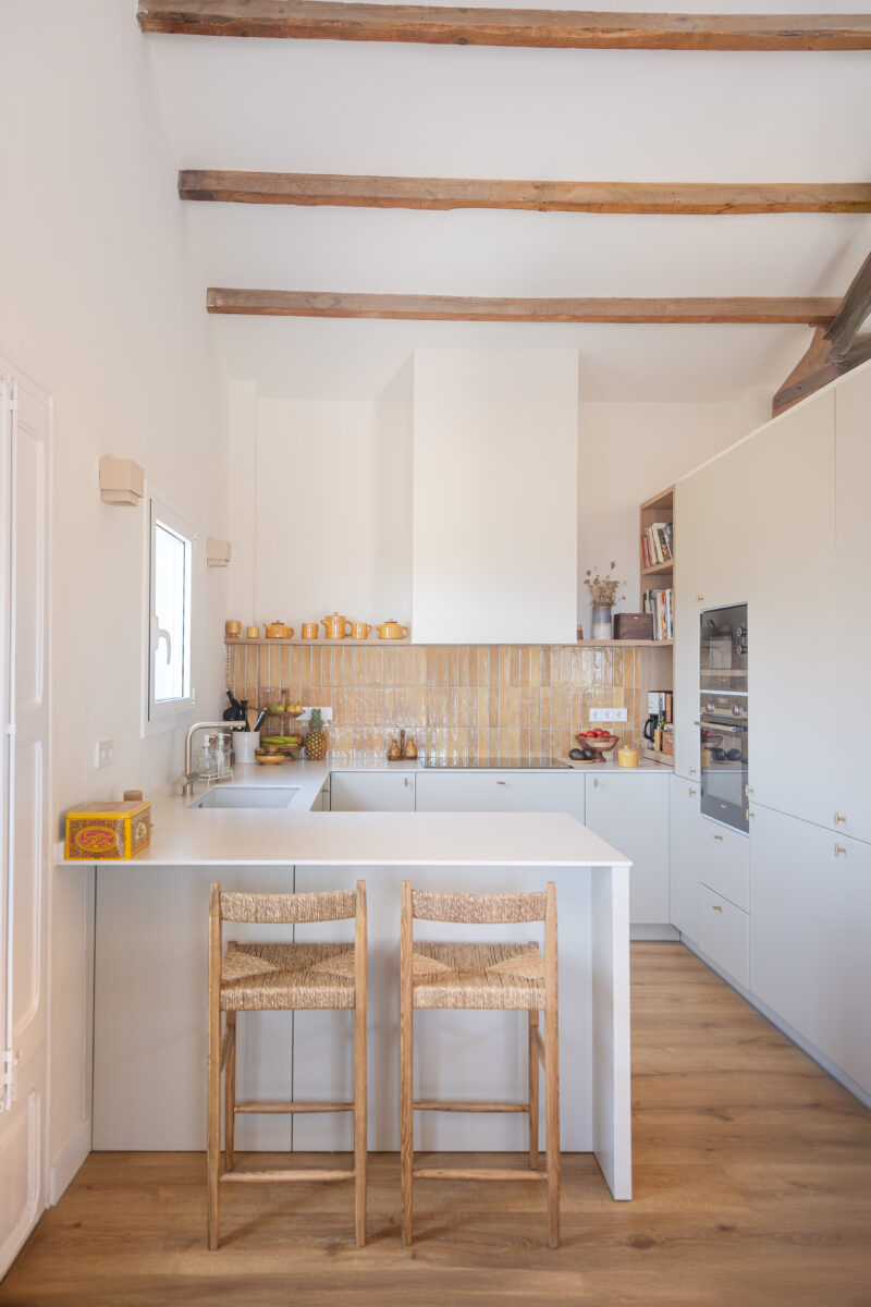 Espacio reformado con estilo moderno y materiales de alta calidad