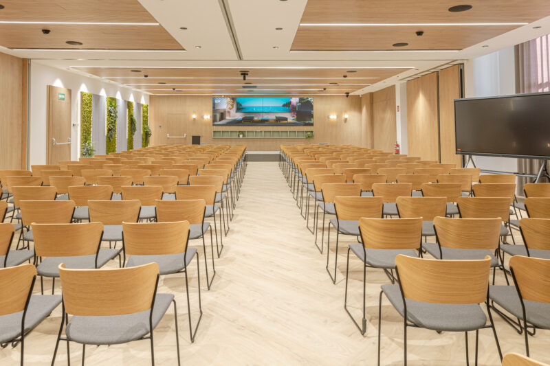 Oficina corporativa moderna con diseño arquitectónico funcional