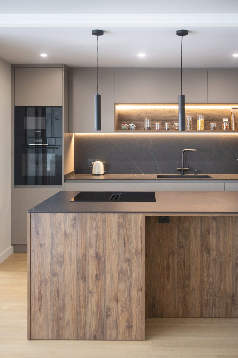 Cocina de diseño contemporáneo con acabados en madera y mármol