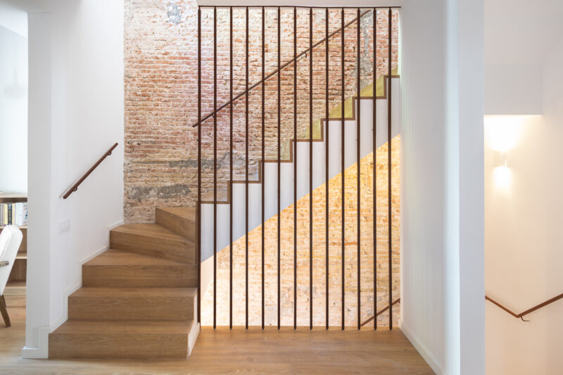 Imagen de arquitectura contemporánea con líneas y volumen