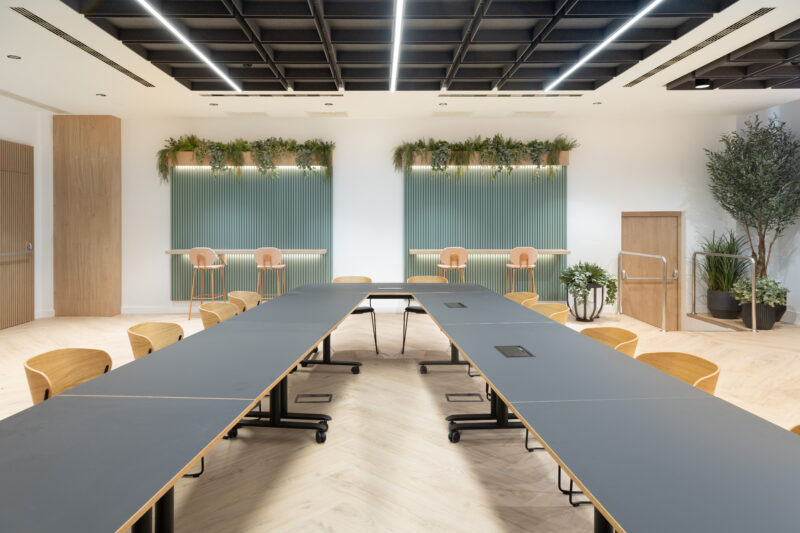 Interior de oficina contemporánea con zonas de trabajo abiertas