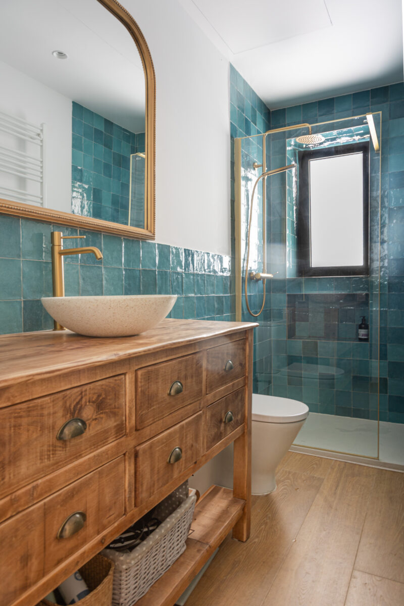 Reforma de baño moderno con acabados minimalistas y elegantes