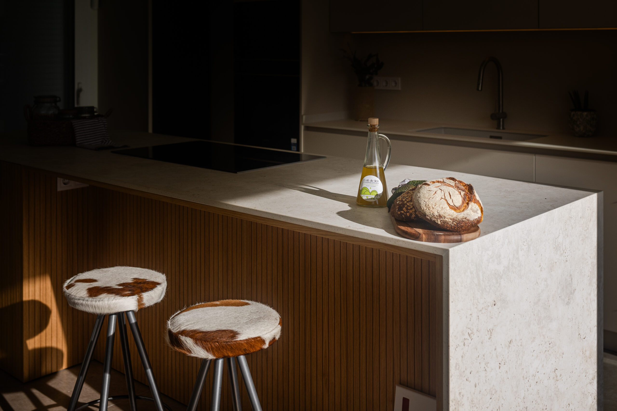 Interiorismo de cocina de lujo con estética minimalista