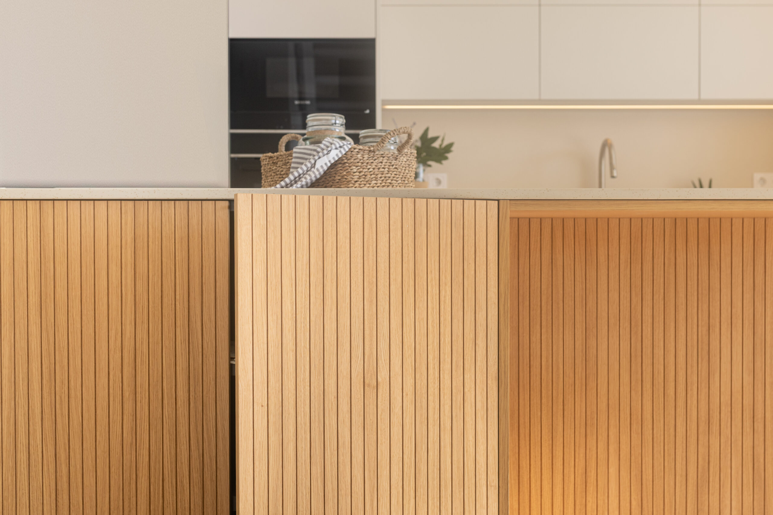 Cocina moderna con iluminación natural y distribución equilibrada