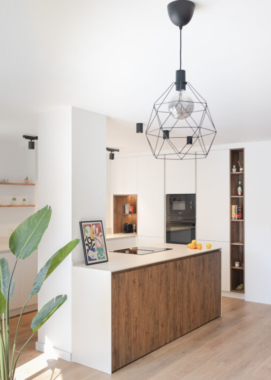 Cocina de diseño contemporáneo con acabados en tonos neutros y luz natural
