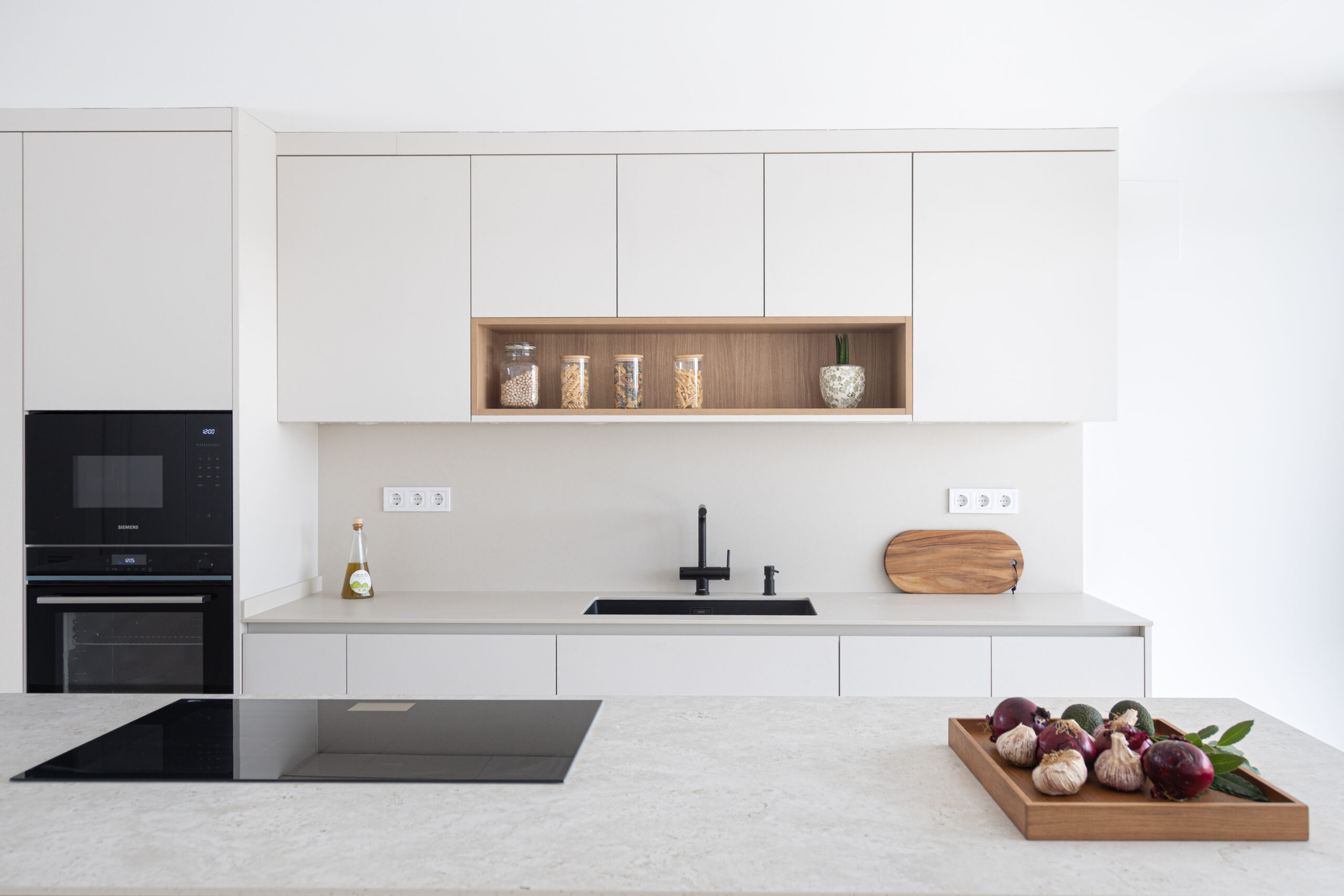 Cocina funcional con diseño limpio y estética contemporánea