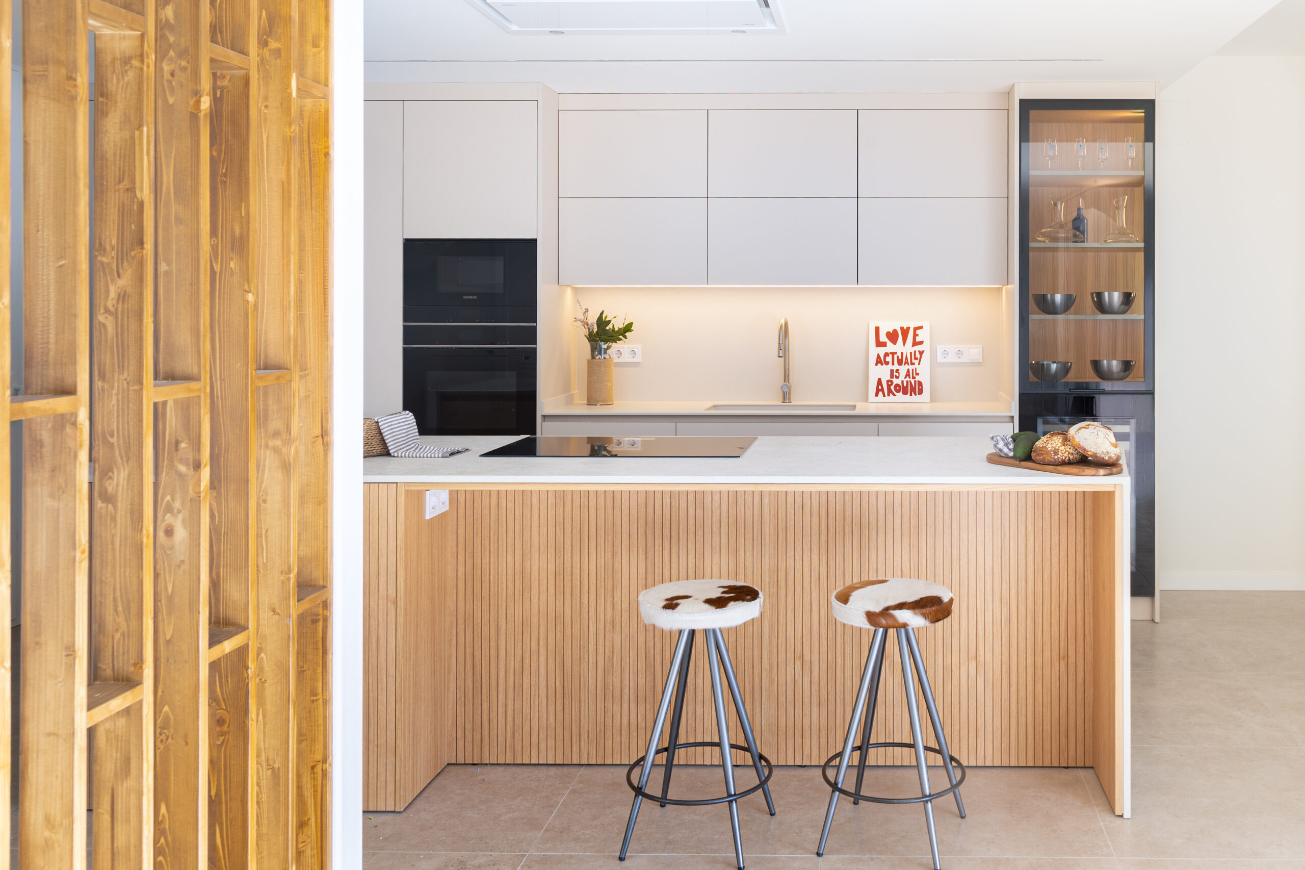 Cocina abierta con concepto arquitectónico moderno y funcional