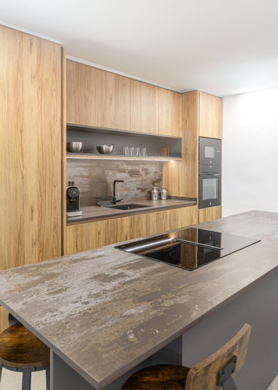 Cocina contemporánea con diseño minimalista y electrodomésticos integrados
