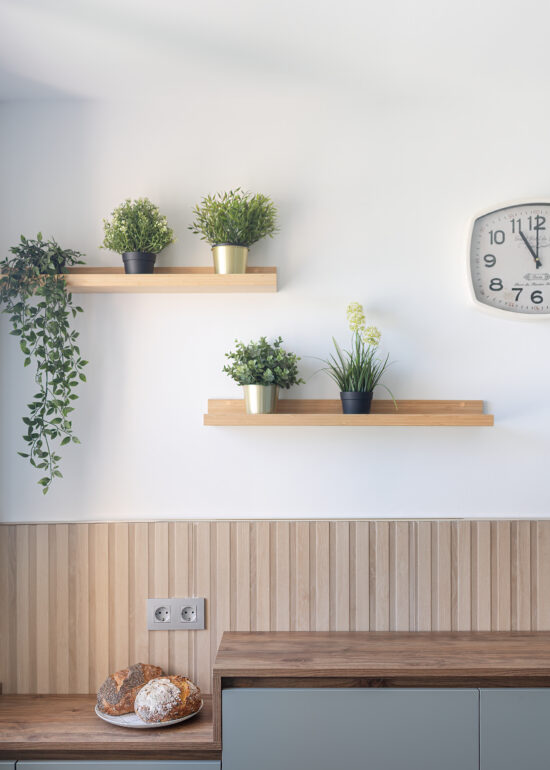 Interior de cocina moderna con mobiliario a medida y líneas limpias