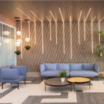 Fotografía de espacio abierto en oficinas de Elastic en el distrito 22@ de Barcelona con diseño arquitectónico contemporáneo.