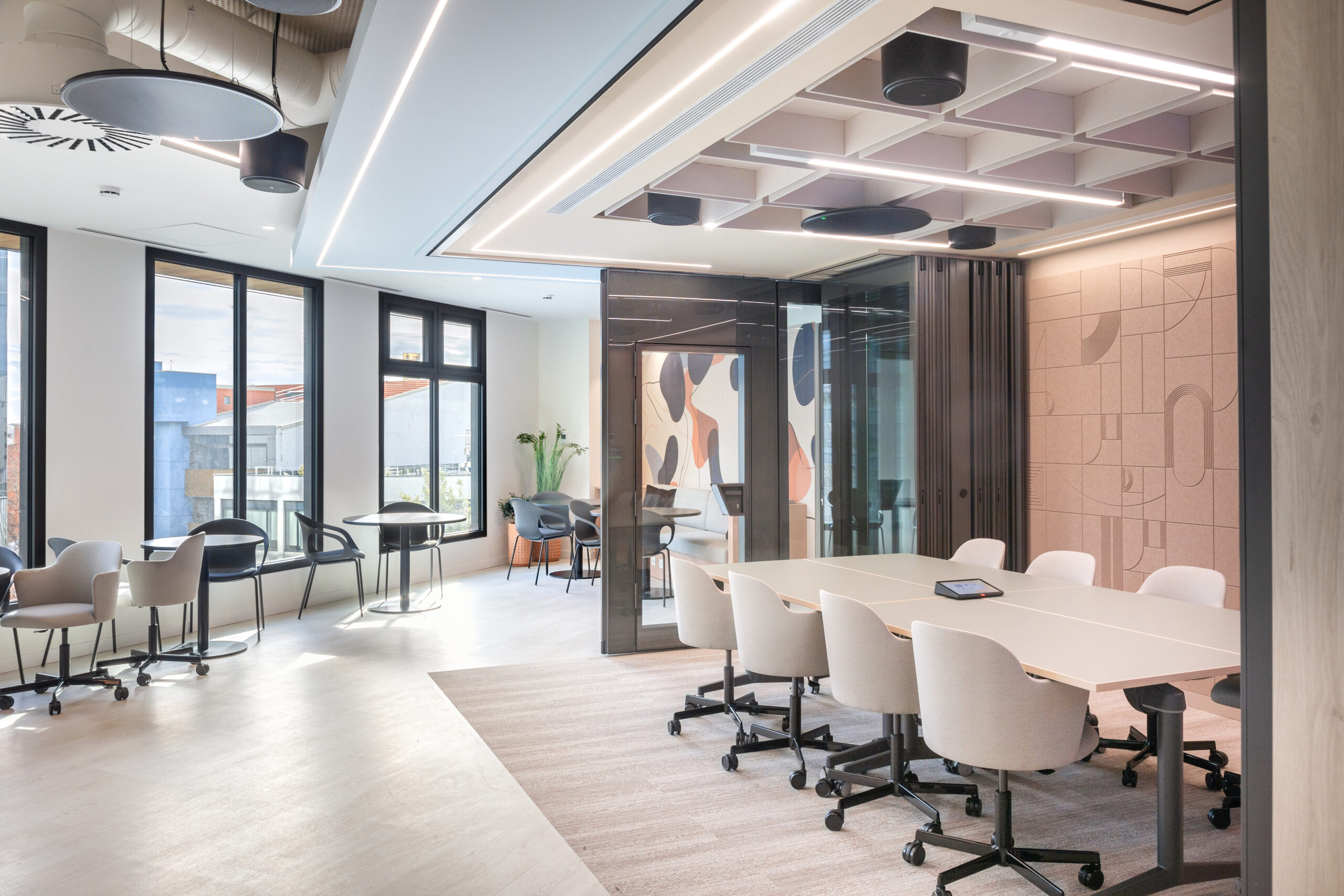 Interior de oficinas corporativas en el distrito 22@ de Barcelona con diseño contemporáneo