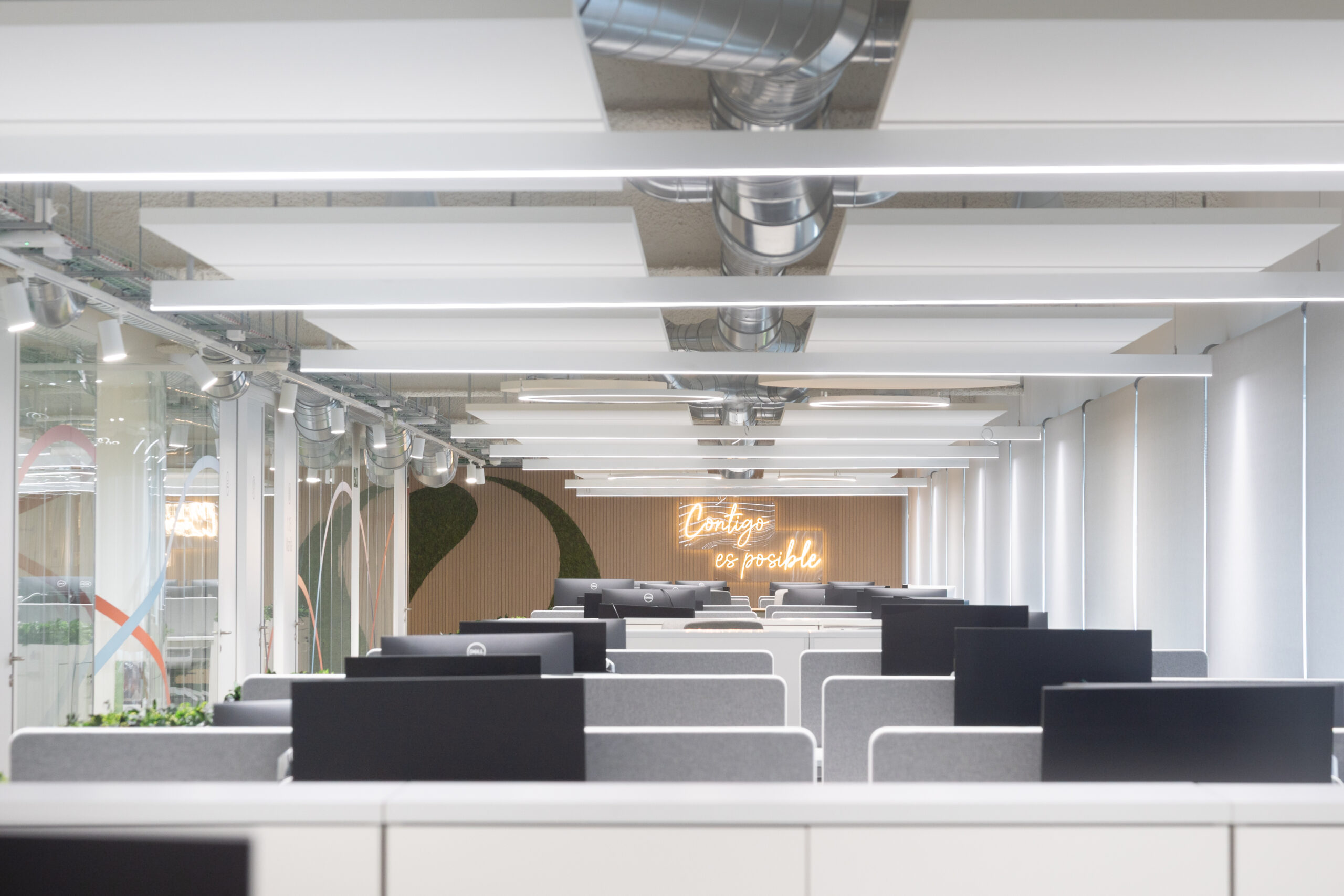 Espacios de trabajo abiertos en oficinas de Inibsa con enfoque en colaboración