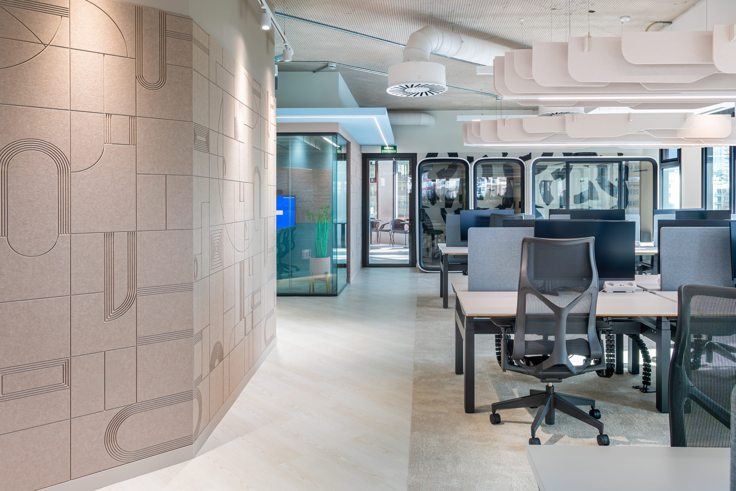 Oficinas de diseño contemporáneo en Barcelona con enfoque en arquitectura funcional