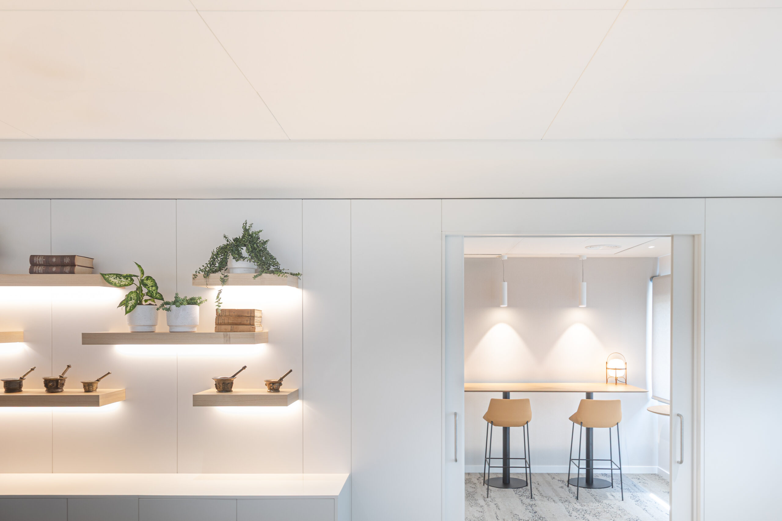 Interior de oficinas corporativas en Barcelona con diseño contemporáneo y luz natural