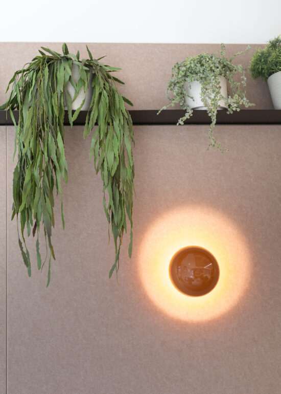 Interiorismo corporativo en oficinas de Elastic con enfoque en arquitectura funcional y luz natural en el 22@ de Barcelona.