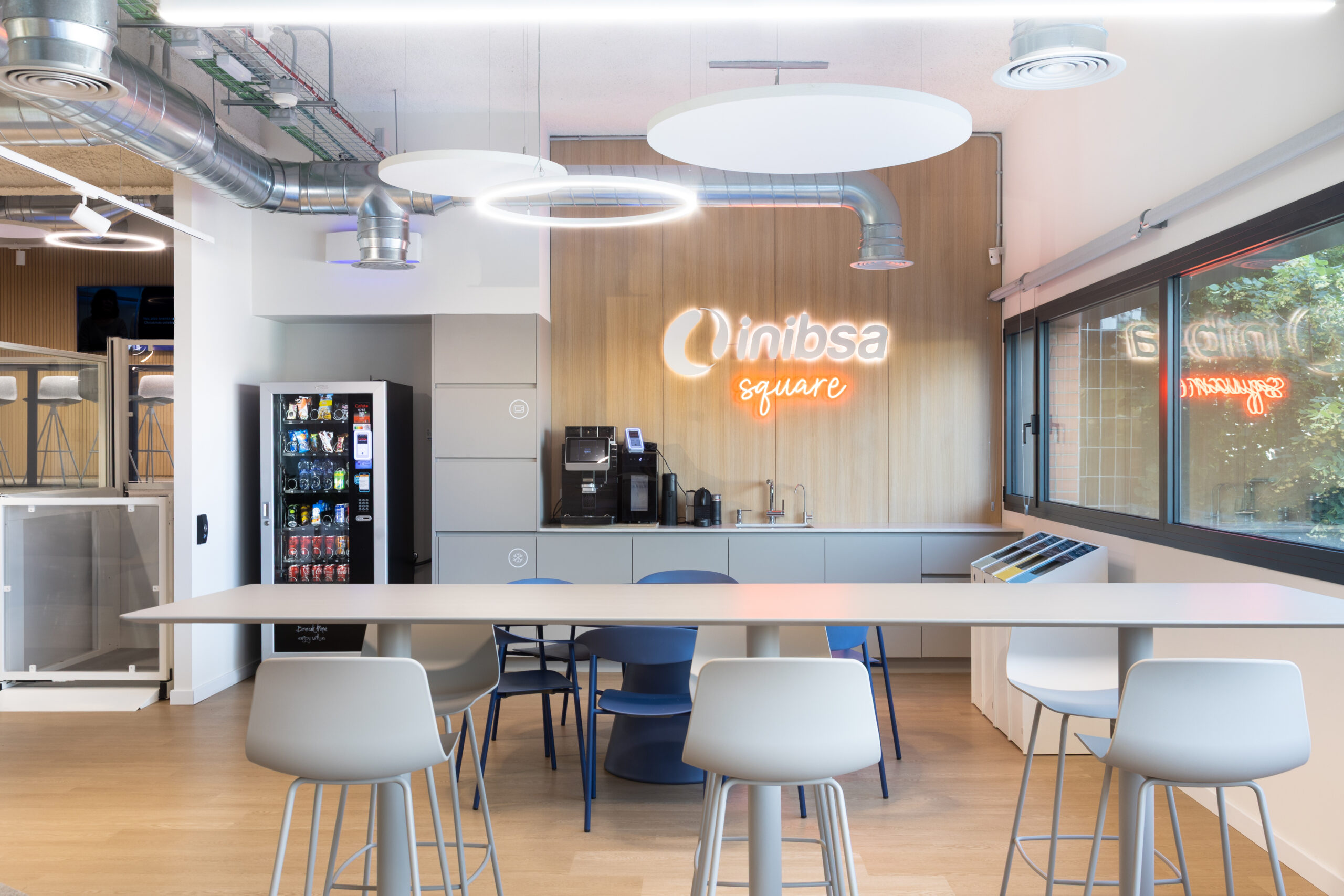 Áreas informales de reunión en oficinas modernas de Barcelona