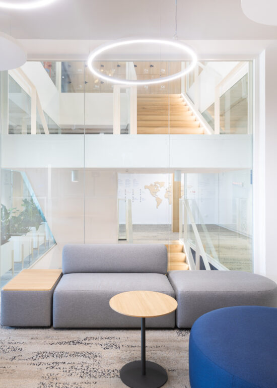 Espacios de concentración en oficinas corporativas con diseño acústico integrado