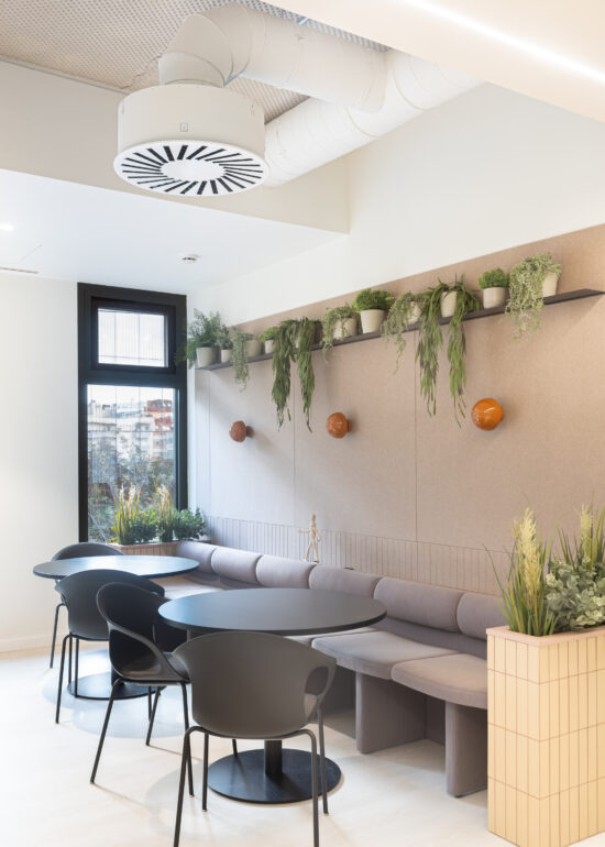 Fotografía de espacio abierto en oficinas de Elastic en el distrito 22@ de Barcelona con diseño arquitectónico contemporáneo.