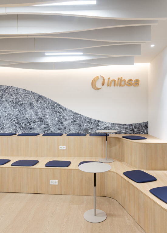 Pasillos interiores en oficinas corporativas con diseño arquitectónico limpio