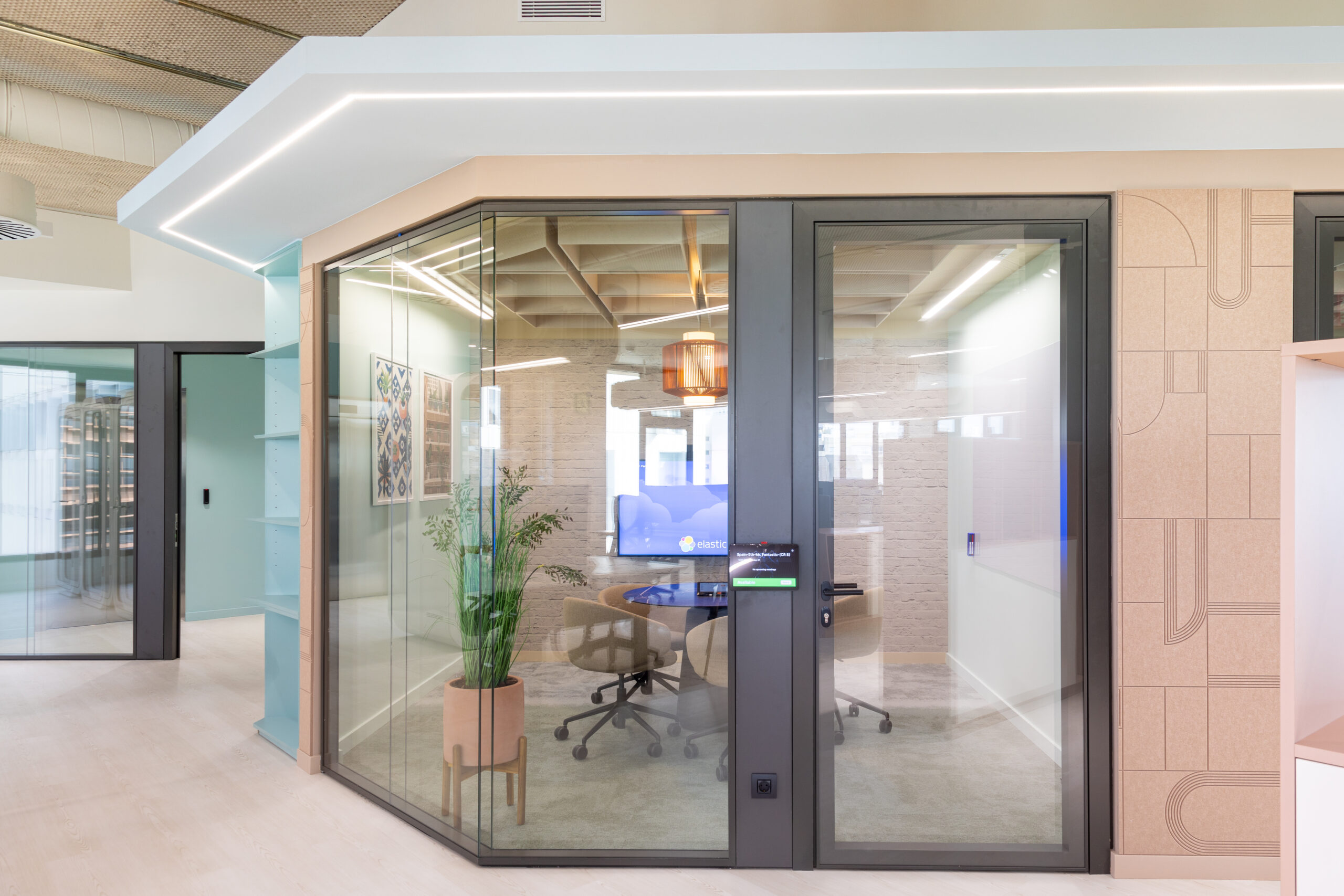 Interior de oficinas abiertas con luz natural en el distrito tecnológico 22@