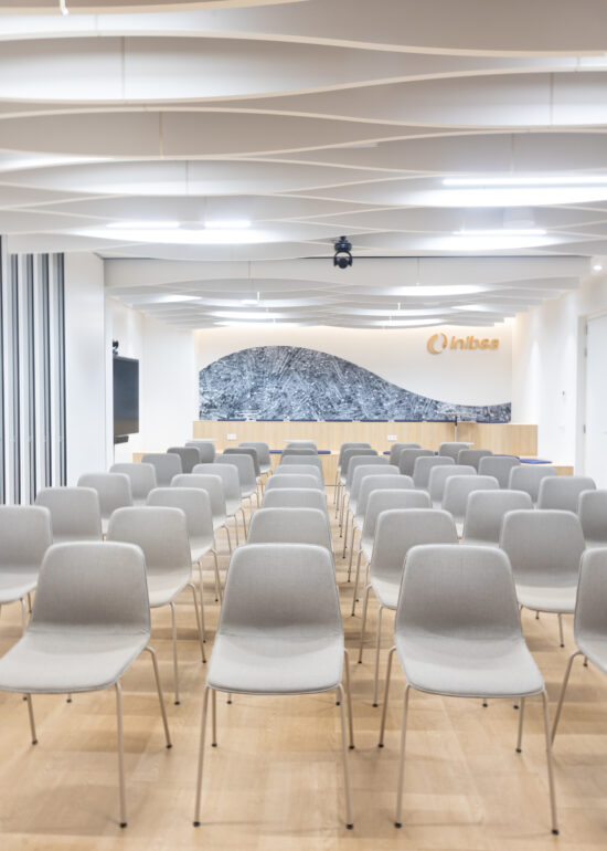 Espacio de reuniones en oficinas de Inibsa con diseño flexible y tecnológico