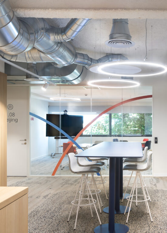 Detalle arquitectónico de materiales en interiorismo corporativo contemporáneo